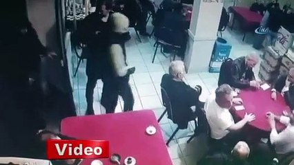 Kahveye saldıranlara sandalyeyle karşılık verdiler