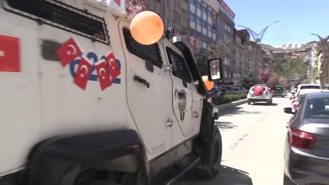 Polis ekipleri süsledikleri araçlarla oluşturdukları konvoyla 23 Nisan'ı kutladı