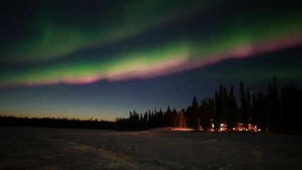 Скачать видео: Termina la temporada de las auroras boreales con un baile de luces de colores en el cielo de Alaska