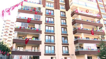 15 katlı apartmanı süsleyip 23 Nisan'ı kutladılar