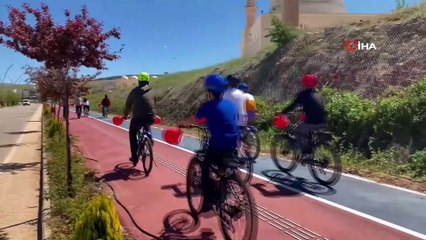 Ziya Selçuk ve çocuklar Mardin’de 23 Nisan’ı bisikletler ve uçurtmalarla kutladı