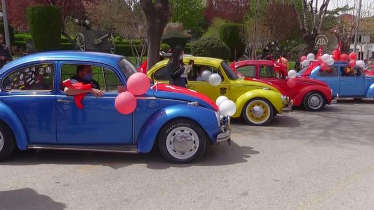 AFYONKARAHİSAR - 23 Nisan'ı evlerinde kutlayan çocuklar bayram coşkusunu konvoyla yaşadı