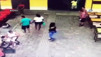 Uçan fare yolda yürüyen kadının üzerine düştü