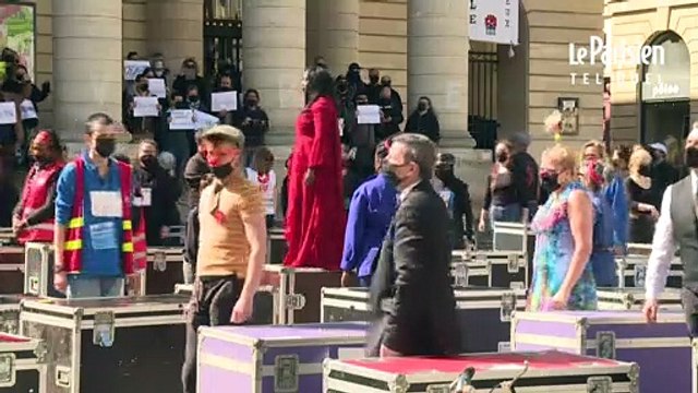 L’action « flight case » des intermittents du spectacle devant le théâtre de l’Odéon