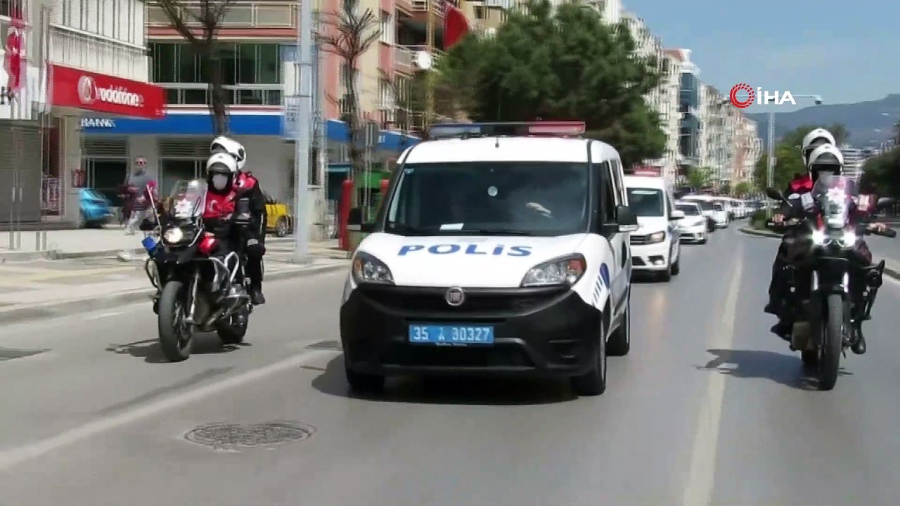 İzmir polisi, bayramı evde kutlayan çocukları unutmadı