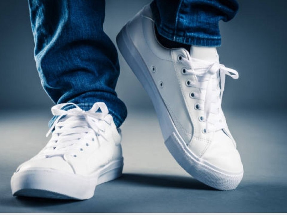 Schluss mit Striemen und Flecken: So bleiben deine Sneaker immer weiß