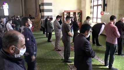 Vatandaşlar Cuma namazlarını evlerine en yakın camide eda etti
