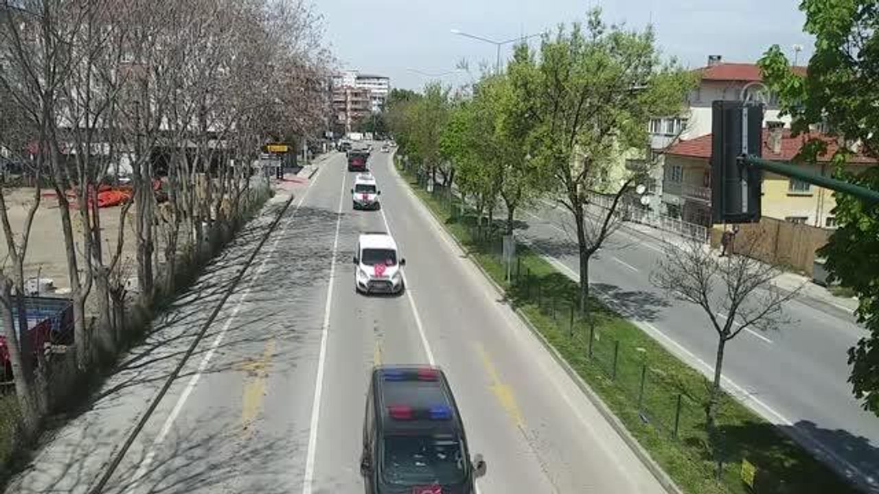 Son dakika haberi: 23 Nisan'ı evlerinde kutlayan çocuklar bayram coşkusunu konvoylarla yaşadı