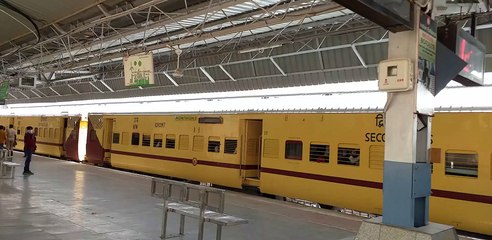 यात्रा से परहेज, ट्रेन और बसों में घटा यात्री भार