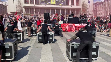 Le final de la manifestation "Flight Case Tour" des intermittents du spectacle à Brest