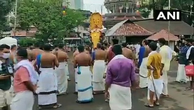 कोरोना महमारी के बीच केरल में मनाया त्रिशूर पूरम, श्रद्धालुओं ने नहीं लगाया मास्क