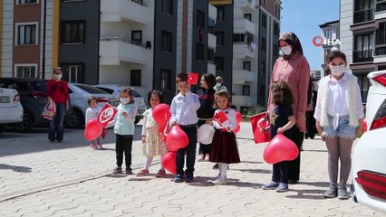 23 Nisan’ı balkonlarda kutladılar