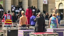 Paris: action d'intermittents du spectacle devant le théâtre de l'Odéon