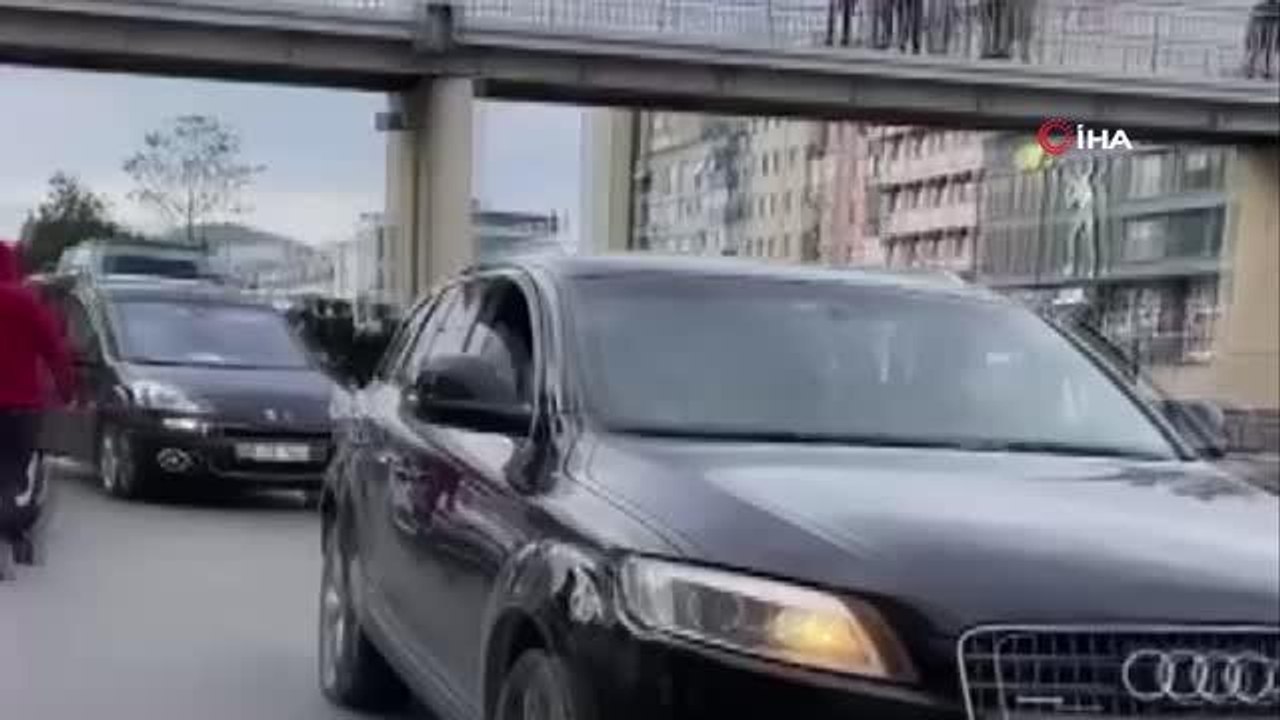 Pendik D-100 Karayolu'nda otomobil ile minibüs çarpıştı. Kazada 1 kişi hayatını kaybetti. 3'ü ağır 5 kişi yaralandı.