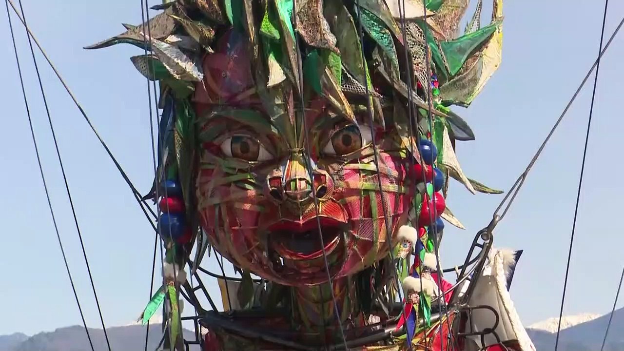 Riesenpuppe MOCCO zum Leben erweckt