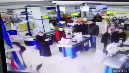 Marketteki hırsızı tek başına yakalayan cesur adam