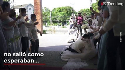 El primer beso de estos recién casados terminó en una graciosa caída