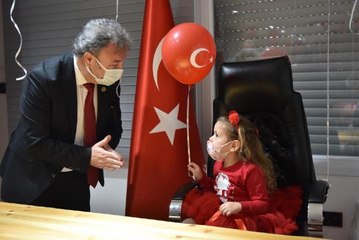 BORNOVA BELEDİYESİ'NİN BAŞKANLIK MAKAMINA DEPREMİN SEMBOLÜ 'AYDA BEBEK' OTURDU