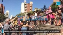 Festejo multitudinario sin respetar medidas sanitarias en la puerta de la Catedral