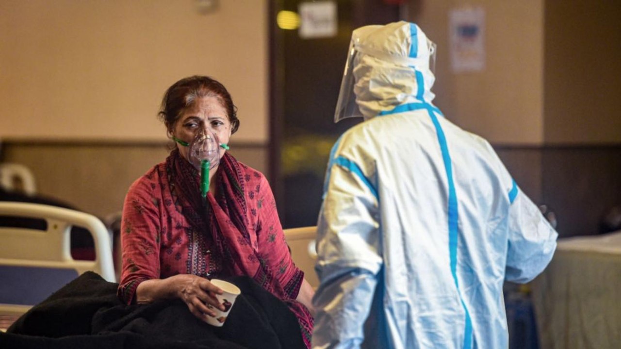 10Tak: Oxygen, bed crisis in Delhi as COVID cases surge