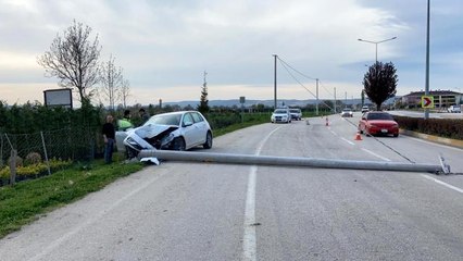Otomobil beton direği devirdi, yol trafiğe kapandı