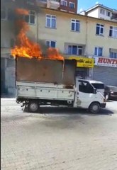 Giresun'da kağıt toplama aracı alev alev yandı