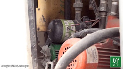 Cror rupay ki bus jis me kitchen washroom choolha fridge aur 9 bed aram k liye lagaye gye hain