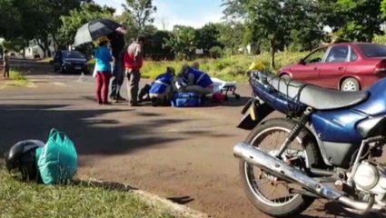 Mulher fica ferida após colisão entre carro e moto na Rua Recife