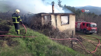 Bolu’da otlarda başlayan yangın atıl haldeki okulu küle döndürdü