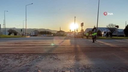 Tırla motosiklet çarpıştı: Binlerce tuğla yola savruldu