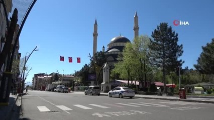 Bingöl'de 23 Nisan çelenk sunma programı ile kutlandı