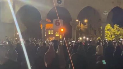 Mescid-i Aksa'da binlerce Filistinli, teravih namazının ardından İsrail'i protesto etti