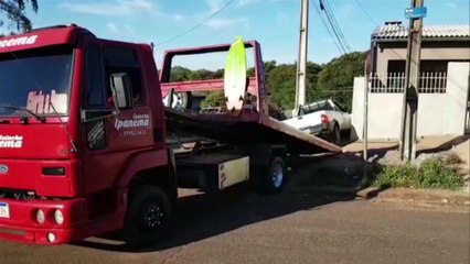 Fiat Strada invade calçada fica 'preso' entre poste e parede de residência no Brasmadeira