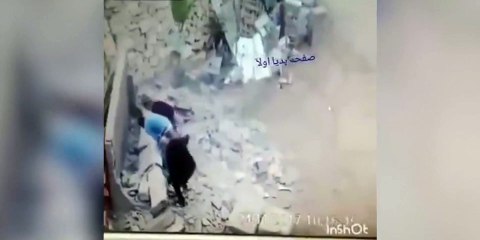 İşçinin elinden balyozu aldı, duvar üzerine yıkıldı