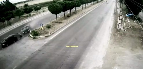 Taklalar atıp hurdaya dönen otomobilden böyle çıktı