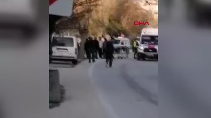 HAFİF TİCARİ ARAÇ MOTOSİKLETLE ÇARPIŞTI: 3 ÖLÜ, 1 YARALI