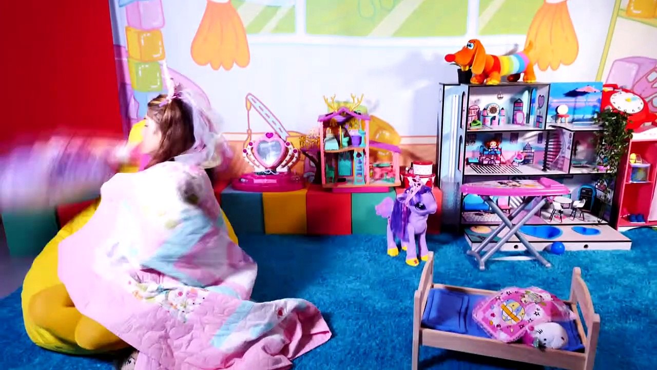 Nouvelle Vidéo Drôle. La Petite Licorne Est Restée Seule À La Maison.