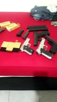 Em aparelhos celulares apreendidos pela PCDF, os criminosos faziam questão em mostrar as armas e munições