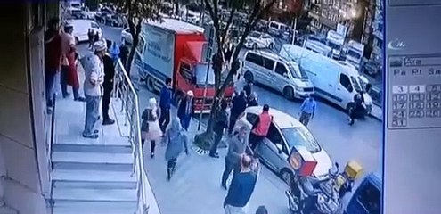 Download Video: Sürücüler bir saat boyunca trafikte tekme tokat kavga ettiler