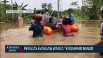 Petugas Evakuasi Warga Terdampak Banjir