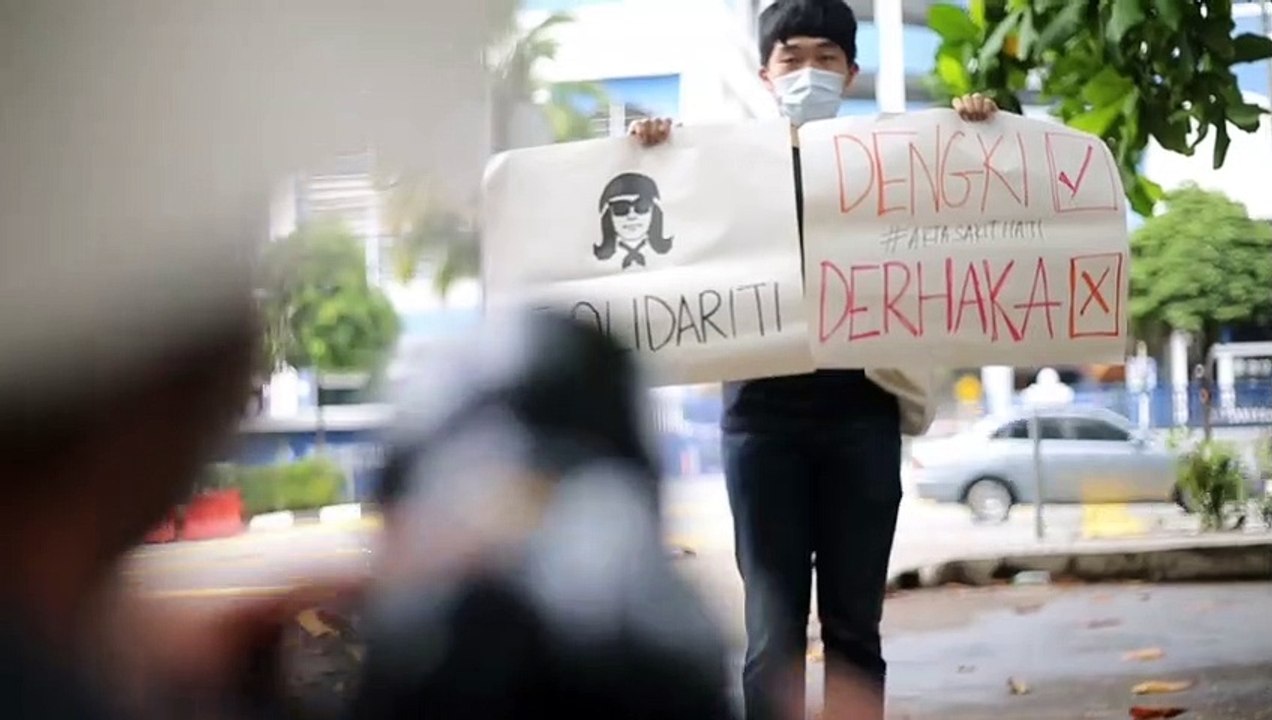 Solidarity gathering for arrested designer Fahmi Reza outside Dang Wangi police station