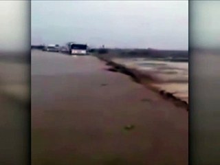 Otobüs sel sularına böyle kapıldı