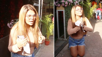 Télécharger la video: Rakhi Sawant Sits On Footpath And Prays To God