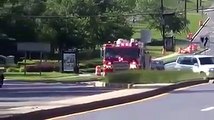 Un camion de pompier à 2 chauffeurs prend un virage incroyable