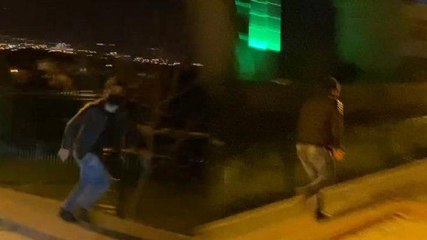 Polisi görünce böyle kaçtılar