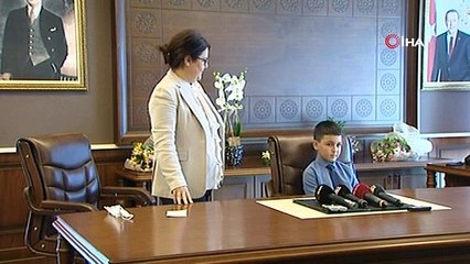 Bakan Derya Yanık'ın 23 Nisan'da ağırladığı çocuğa yönelik tavrına tepki yağdı