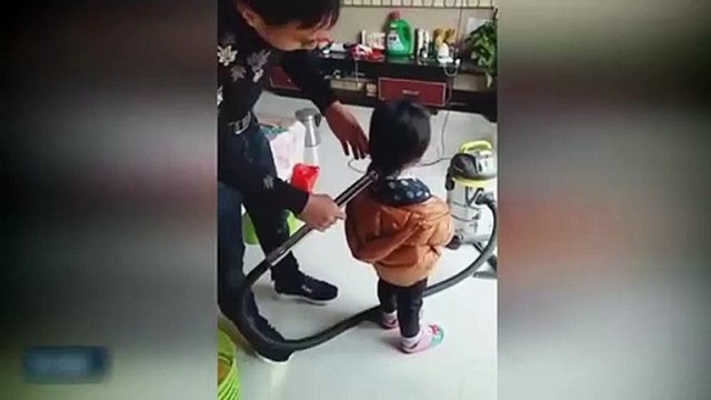 Üşengeç babadan ilginç saç toplama yöntemi