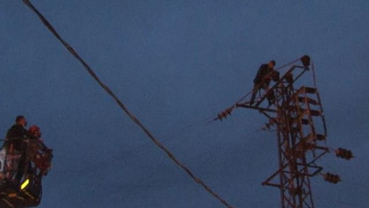 Yüksek gerilim hattına çıkıp intihar etmeye çalışan şahıs yürekleri ağza getirdi