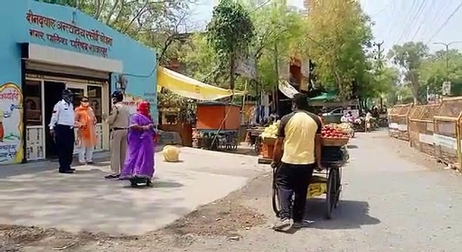 ए बी रोड डिपो इलाके में पुलिस सक्रिय दिखी और खड़े होकर दुकानदारी कर रहे फल सब्जी वालों को आगे बढ़ाया