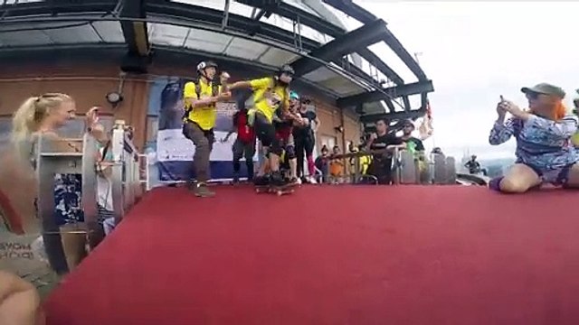 Gökdelenin tepesinden kaykayla aşağı atladılar